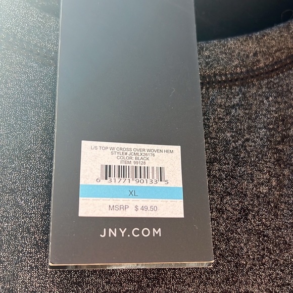NWT size XL Jones Jew York Signature top with cross over hem. - Picture 8 of 8